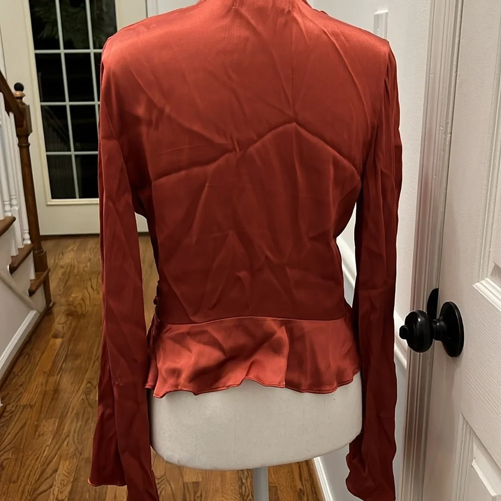 FLARE SLEEVES WITH RUFFLE DETAILS AND BUTTON SIDES AND FRONT CLOSURE - SMALL - Picture 4 of 8